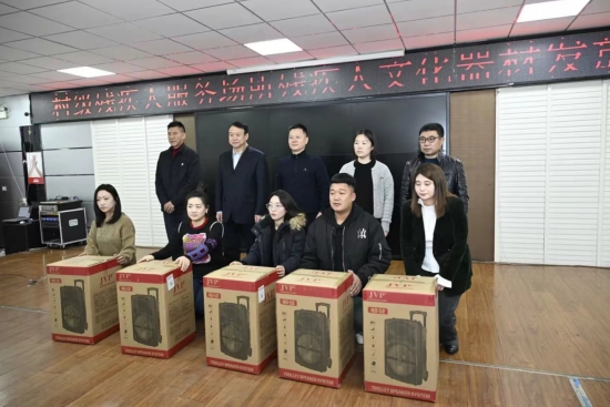 图为省残联和省残疾人福利基金会为村级残疾人文化服务场所配发文体活动器材现场